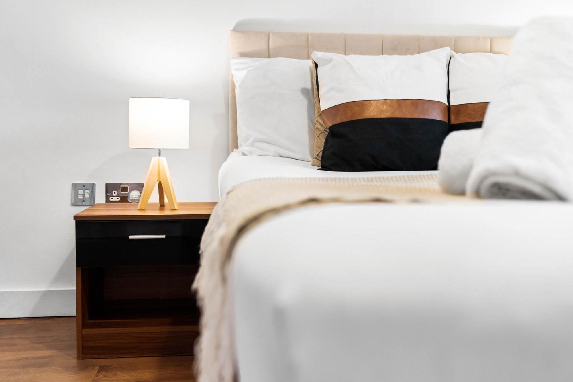 Centre - Self Contained - Private Access - Free Wifi & Netflix - Rated - 3ps