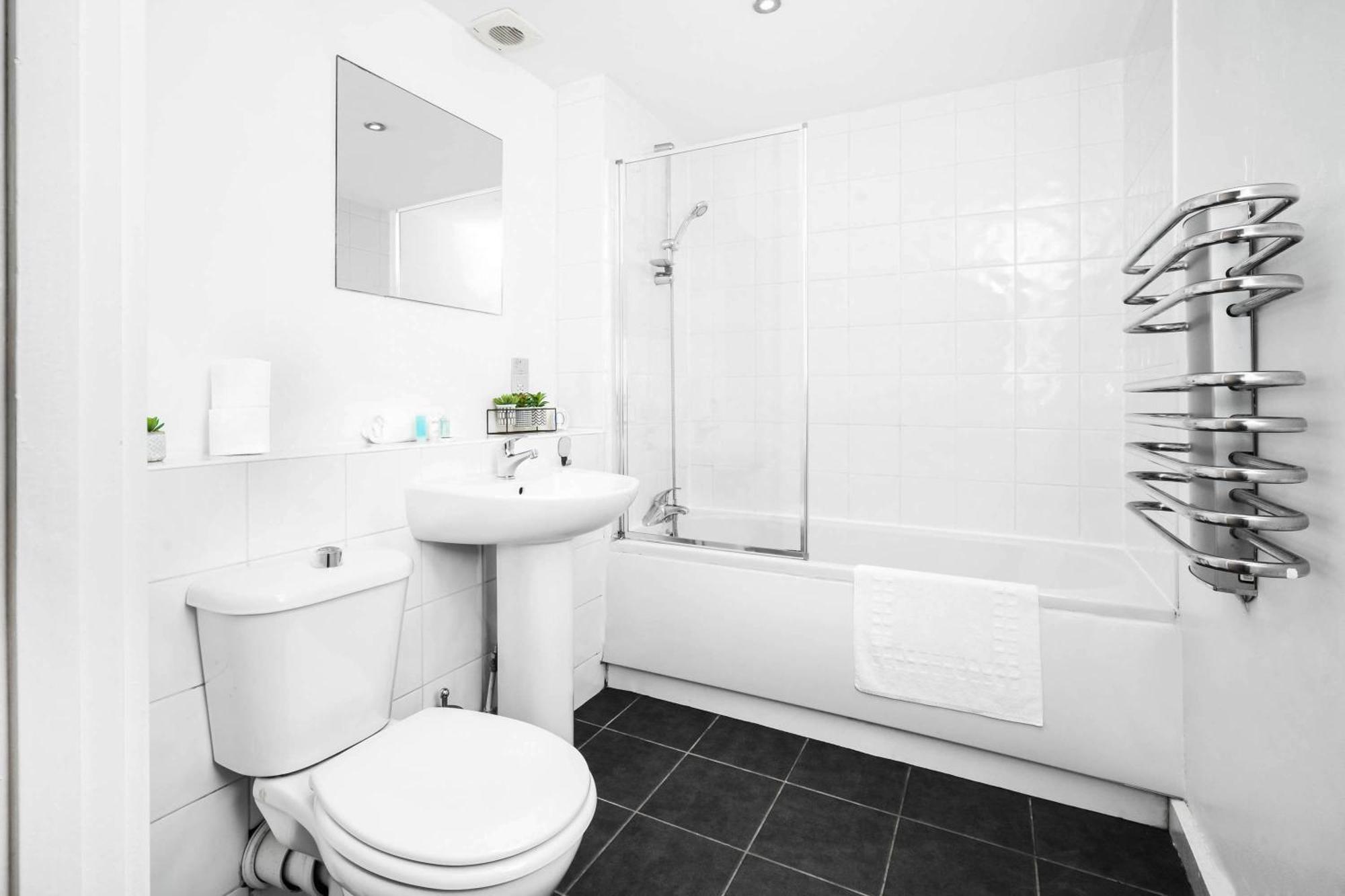 Centre - Self Contained - Private Access - Free Wifi & Netflix - Rated - 3ps Apartment